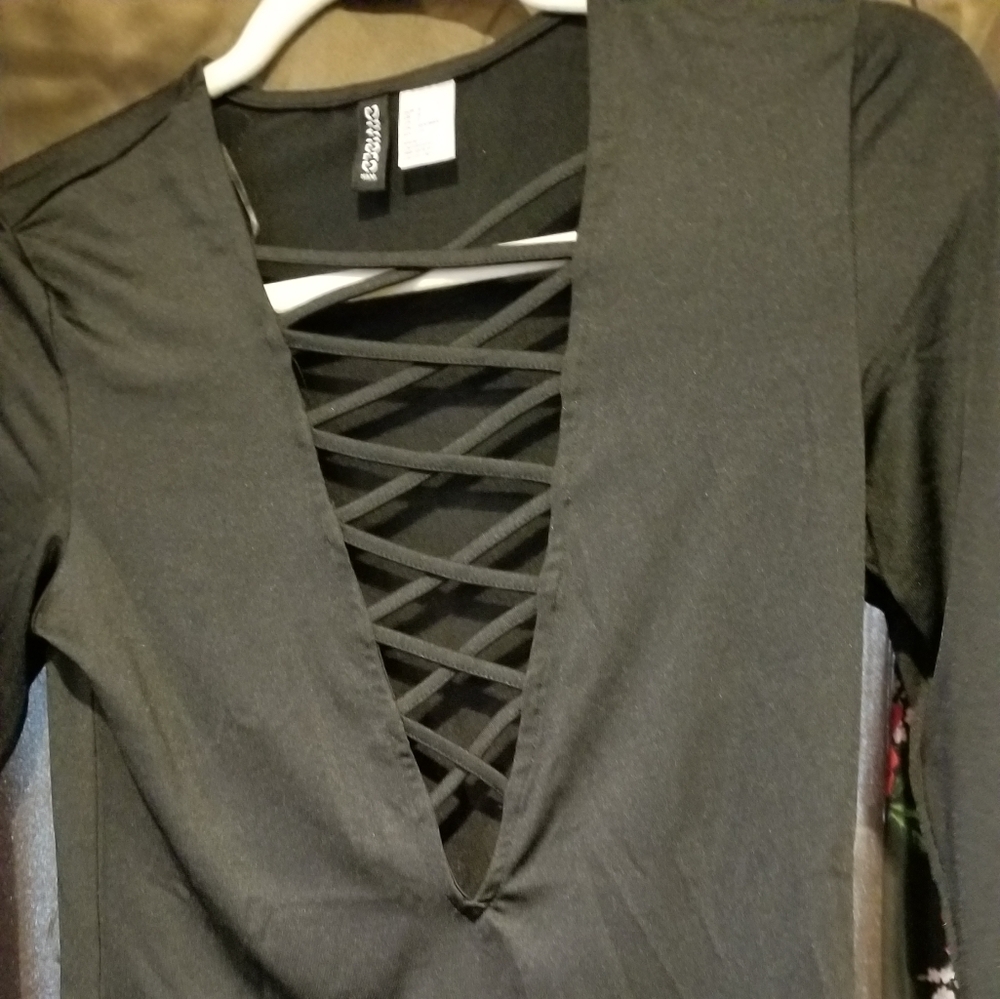 Small black Divided blouse cross pattern